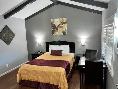 Tri valley Inn & Suites - Queen Room